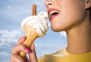 Só de pensar em um sorvete, muitas pessoas sentem dor nos dentes.