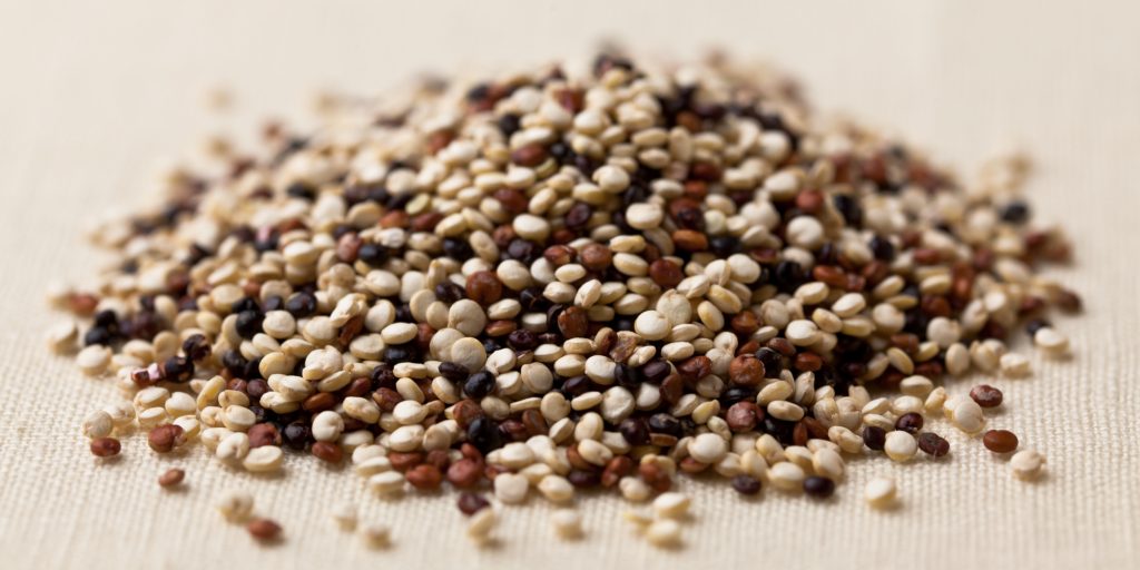 Quinoa: rica em proteínas, ferro, ômega 3 e 6.