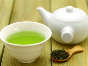 Chá verde é antioxidante natural e estimula as funções do fígado para libertá-lo do excesso de gorduras. 