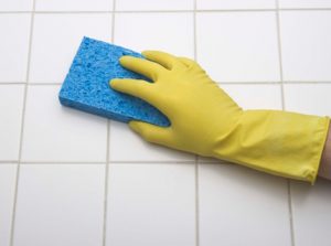Bicarbonato de sódio pode ser usado na limpeza de pisos e para retirar o mofo