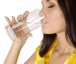 A água ajuda a eliminar toxinas, células mortas e restos de metabólitos (substâncias que não são usadas pelo metabolismo), que podem atrapalhar no processo de emagrecimento