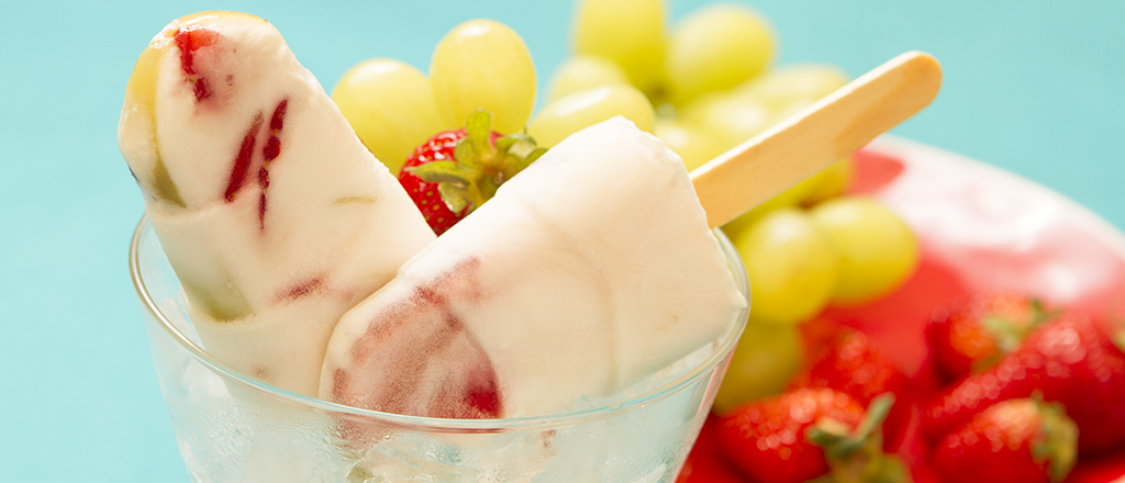 Picolé de iogurte e frutas