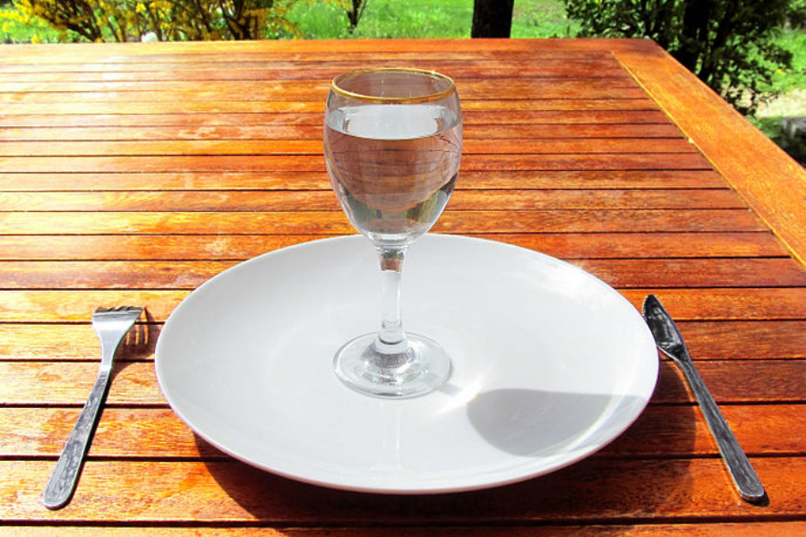 Tomar água nas refeições não engorda, mas bebidas açucaradas sim